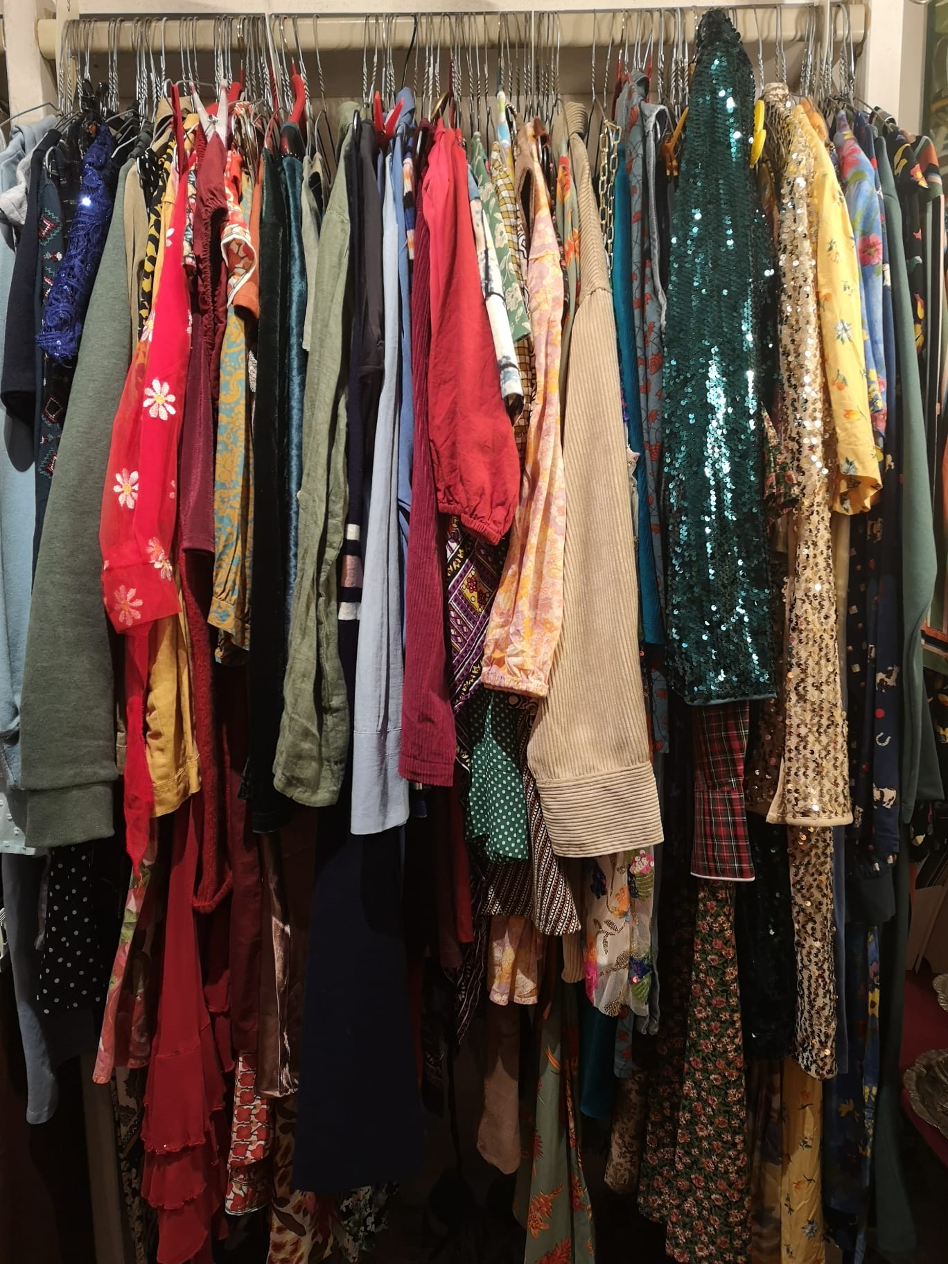 Sortiment im Second Hand Laden Frau Schröder in Hannover