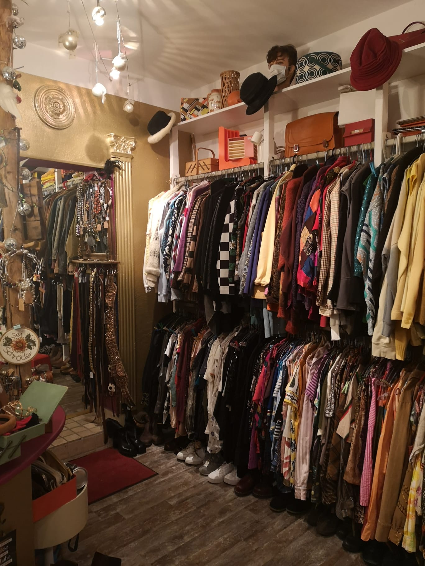 Sortiment im Second Hand Laden Frau Schröder in Hannover