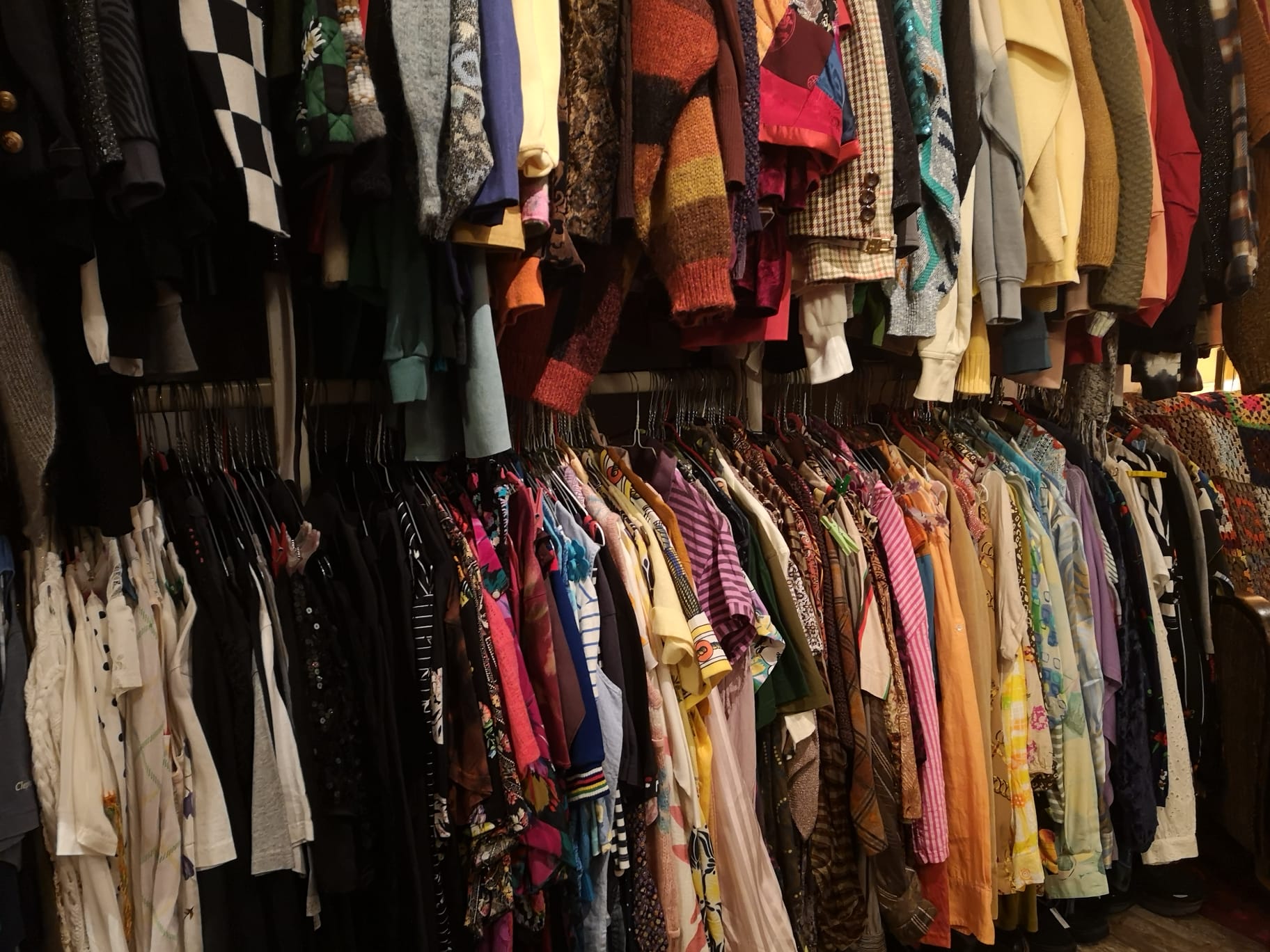 Sortiment im Second Hand Laden Frau Schröder in Hannover