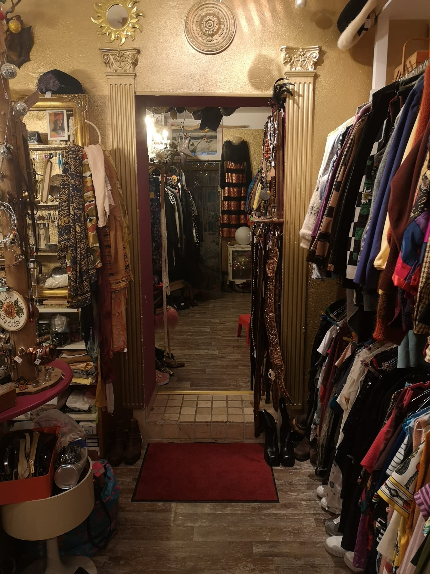 Sortiment im Second Hand Laden Frau Schröder in Hannover