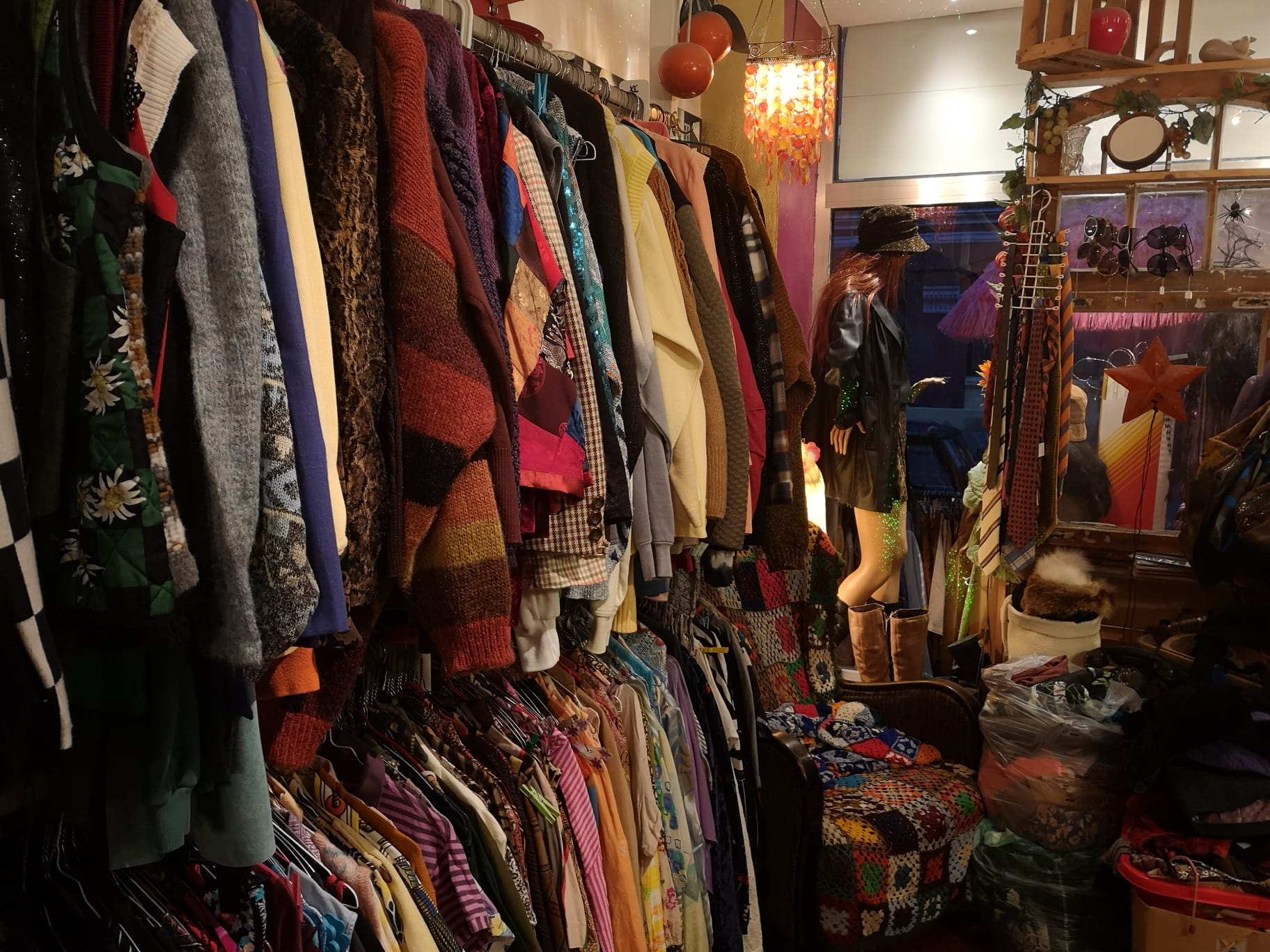 Sortiment im Second Hand Laden Frau Schröder in Hannover