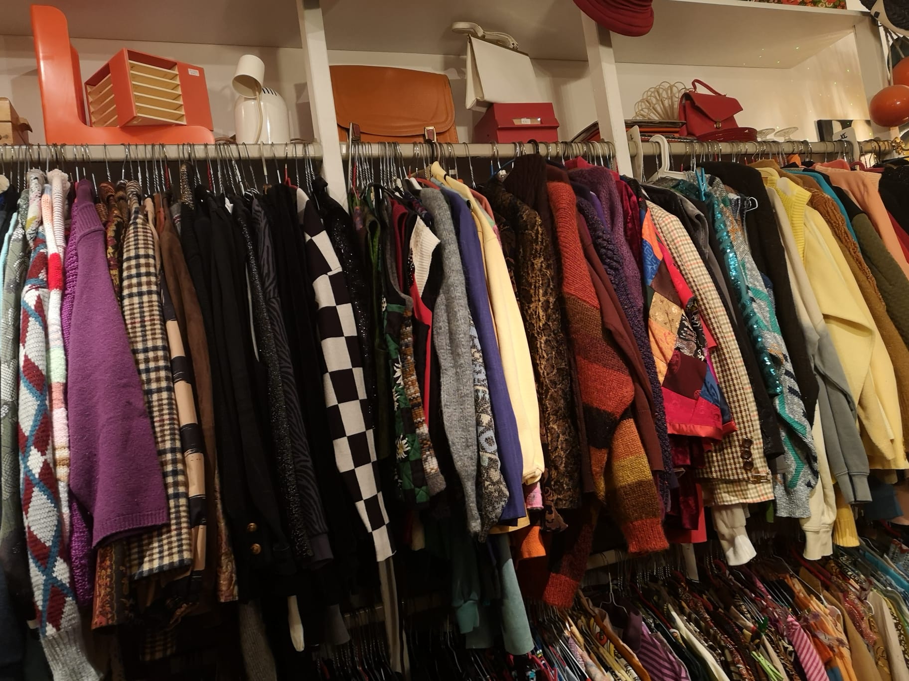 Sortiment im Second Hand Laden Frau Schröder in Hannover