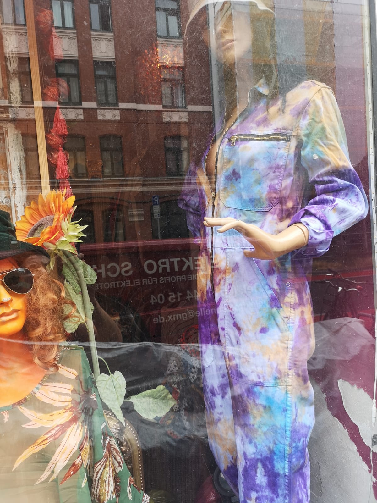 Schaufensterpuppe mit buntem Outfit im Second Hand Laden Frau Schröder in Hannover