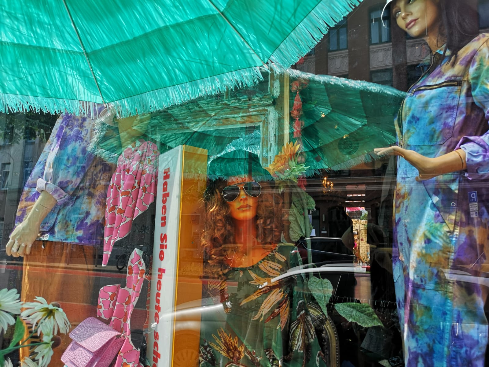 Schaufensterpuppe mit buntem Outfit im Second Hand Laden Frau Schröder in Hannover
