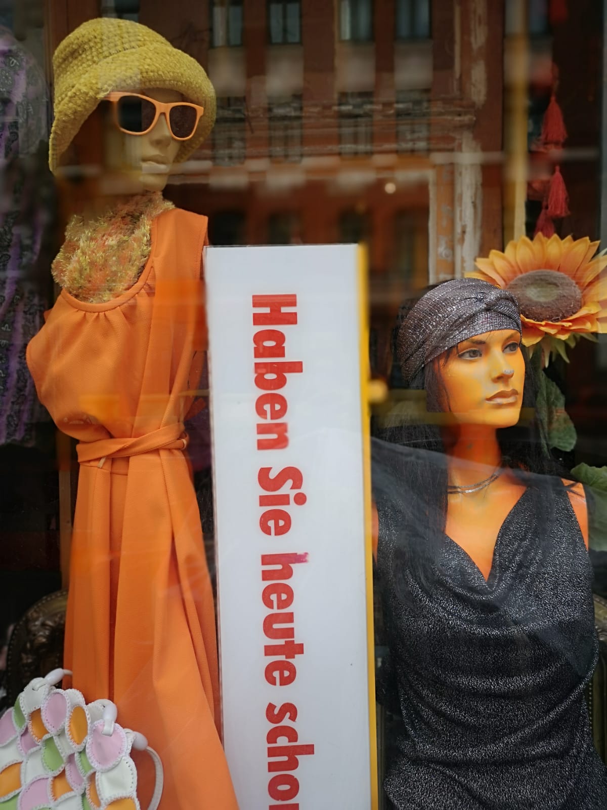 Schaufensterpuppe mit Schild im Second Hand Laden Frau Schröder in Hannover