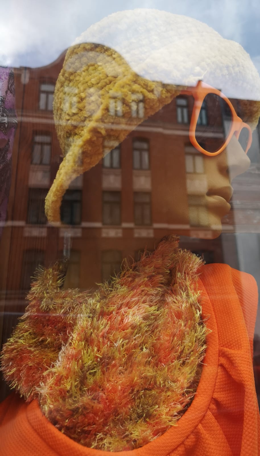 Schaufensterpuppe mit Hut im Second Hand Laden Frau Schröder in Hannover