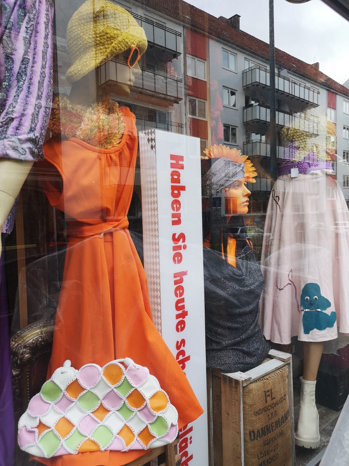 Schaufensterpuppe mit Hut im Second Hand Laden Frau Schröder in Hannover