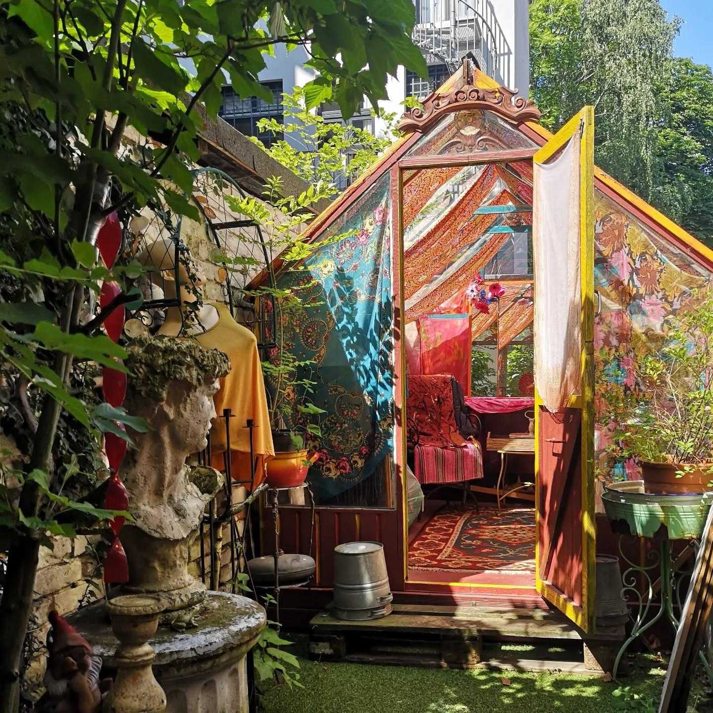 Außenbereich und Gartenansicht des Second Hand Ladens Frau Schröder in Hannover