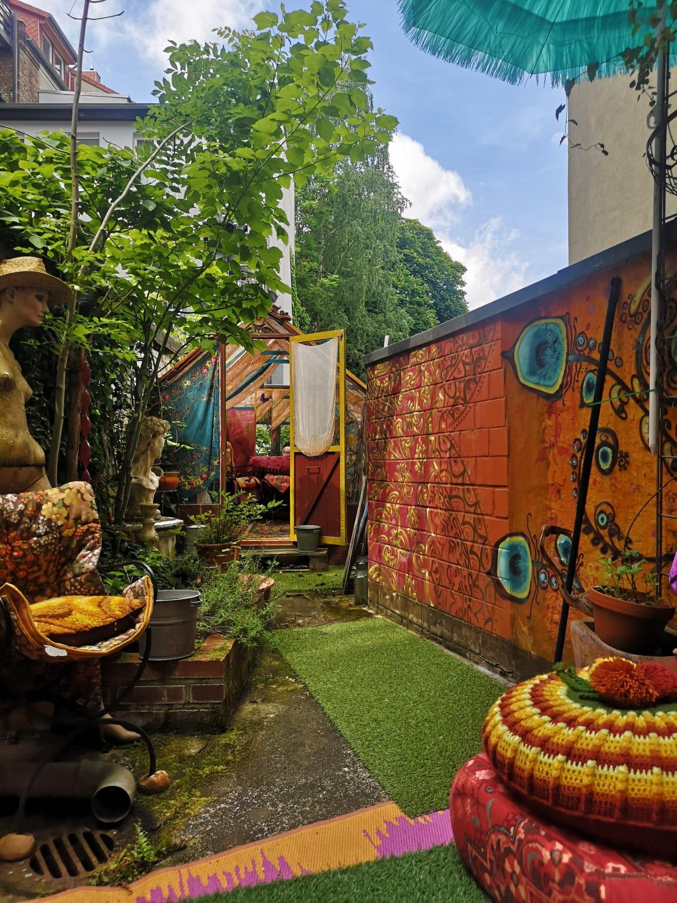 Außenbereich und Gartenansicht des Second Hand Ladens Frau Schröder in Hannover