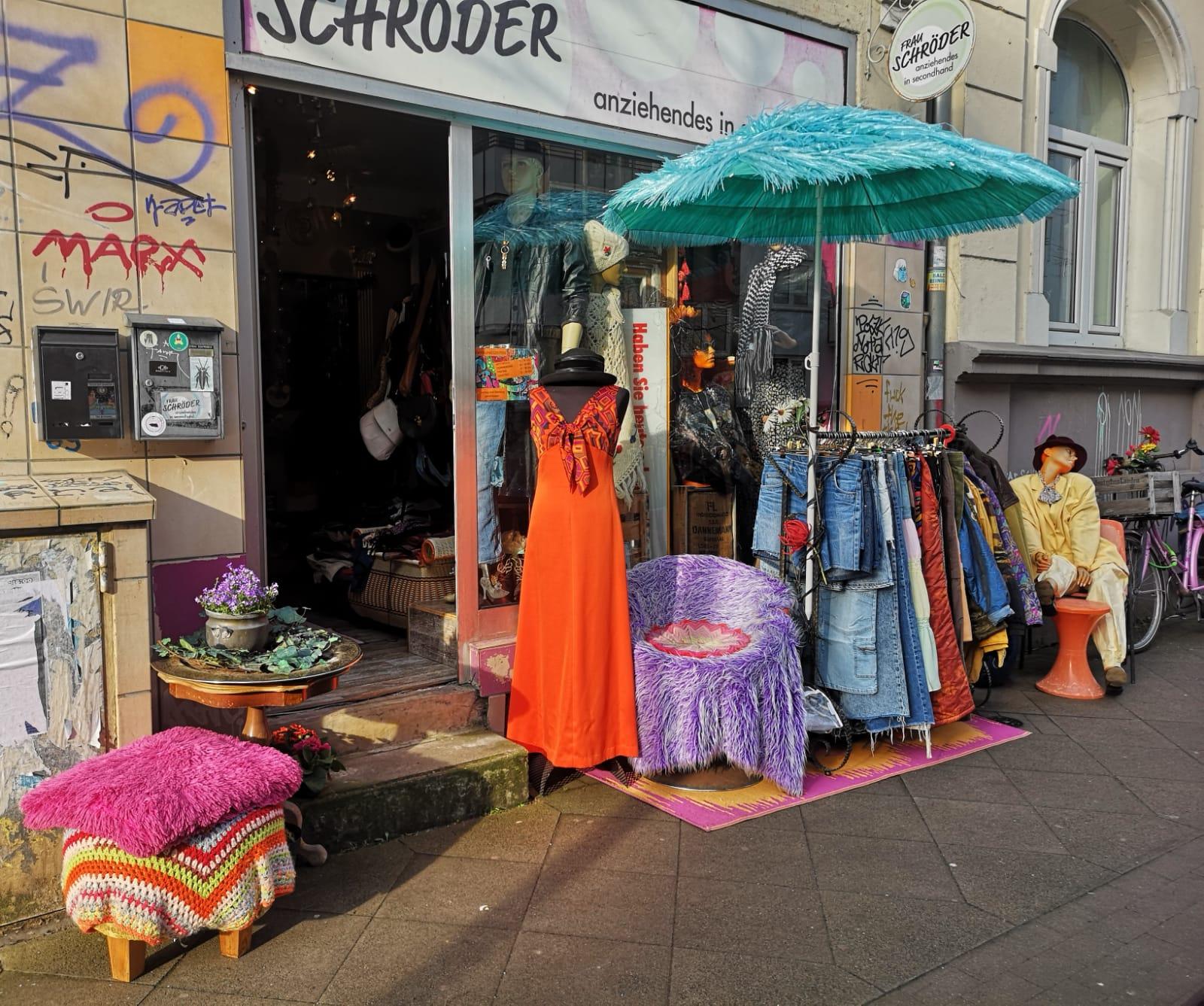 Eingangsbereich und Ladenfront von Frau Schröder Second Hand in Hannover