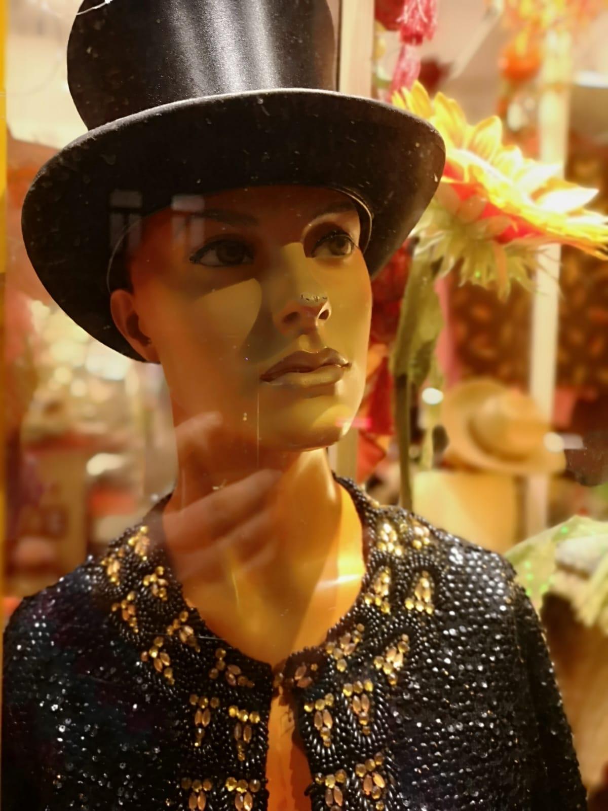Schaufensterpuppe mit Hut im Second Hand Laden Frau Schröder in Hannover