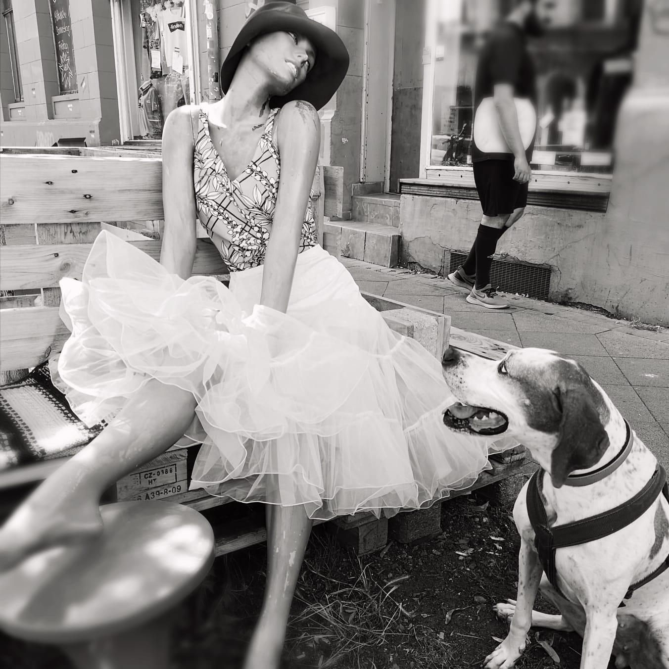 Bekleidete Schaufensterpuppe vor dem Second Hand Laden Frau Schröder in Hannover