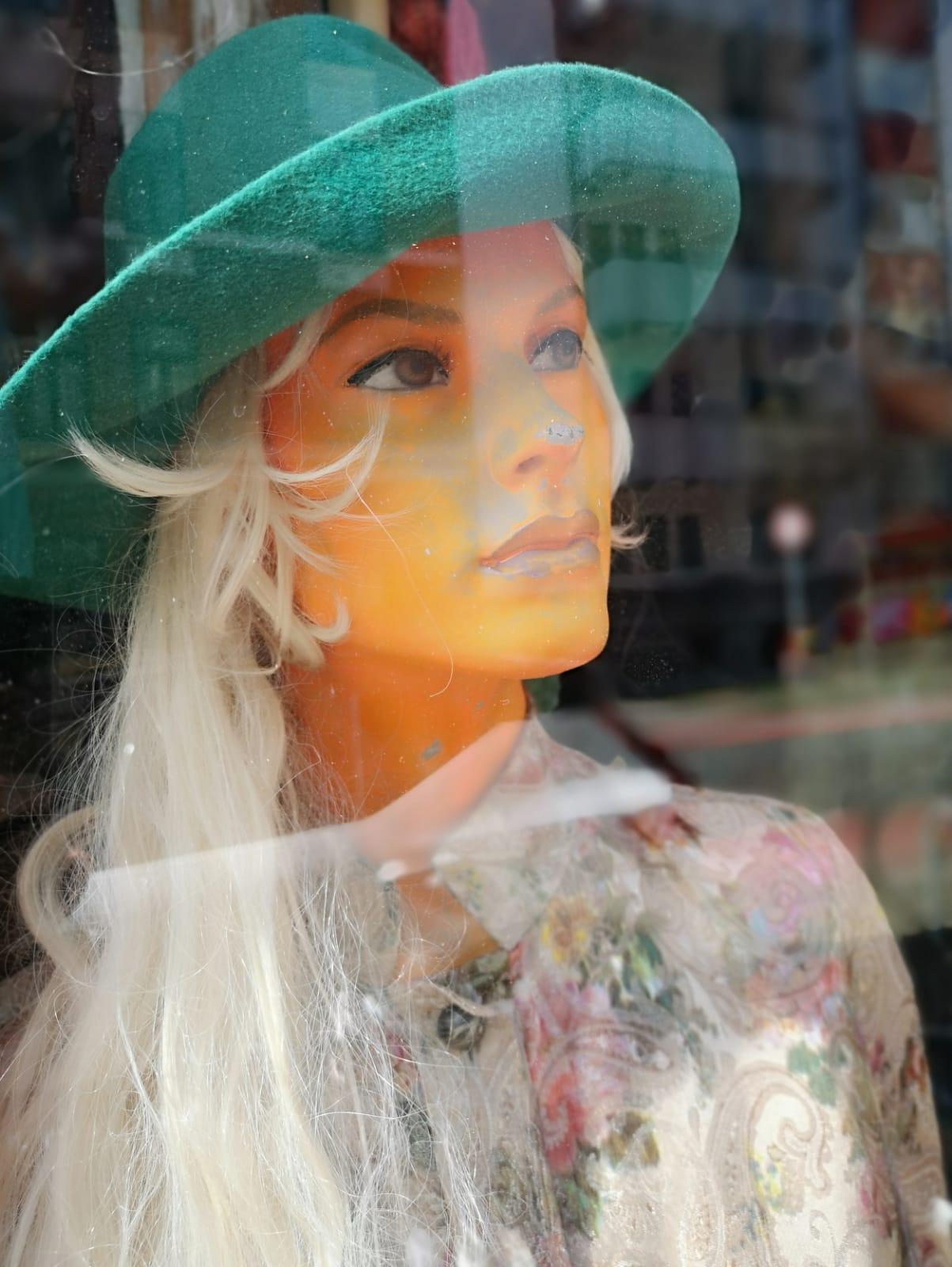 Schaufensterpuppe mit Hut im Second Hand Laden Frau Schröder in Hannover